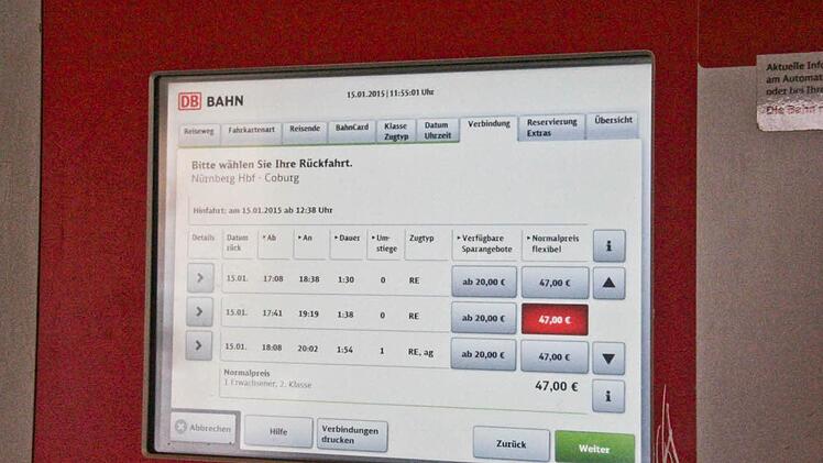 Der Automat am Coburger Bahnhof weist für den geplanten Ausflug nach Nürnberg auf verfügbare Sparangebote hin, doch ein VGN-Ticket bietet er nicht an.