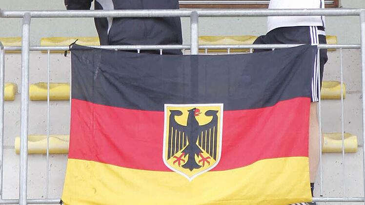 So müssen sich Philipp Lahm und Mario Götze gefühlt haben. Auf der Tribüne des Karl-Reinlein-Stadions in Ebensfeld stellen Stefan Dütsch (links) und Markus Ziegelhöfer die Szene nach. Die beiden TSV-Jugendtrainer zeichnen dafür verantwortlich, dass der WM-Pokal am 2. Juni nach Ebensfeld kommt. Foto: Udo Schilling