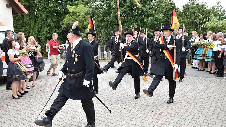 Im Stechschritt marschierte die Bürgerwehr Königsberg an den Ehrengästen vorbei ins Festzelt