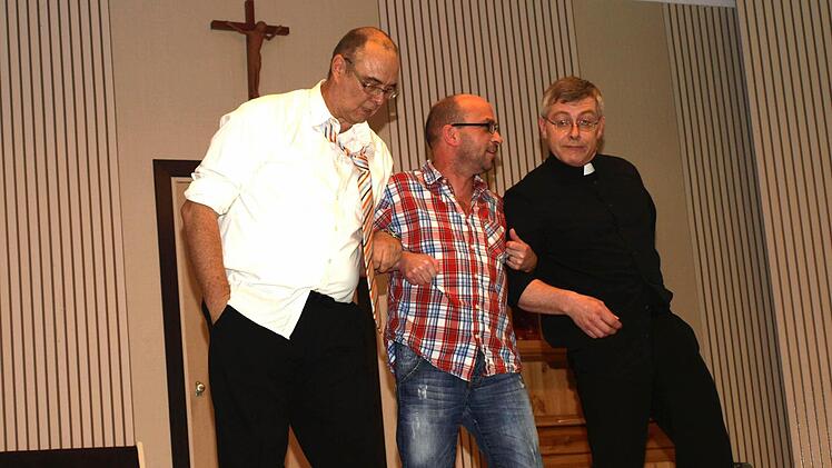 Haben ausgiebig miteinander gezecht (von links): Die Schwäger Landrat Kornwiegl (Holger Sempert), Johannes Grünwald (Thomas Saal) und Pastor Brockstett (Matthias Besler). Foto: Stefan Geiger