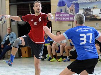 Thomas Janson (links) erzielte im Verbund mit seinen Rückraum-Kollegen Markus und Philipp Wolf 17 der 28 Herzogenauracher Tore und damit letztlich für die Entscheidung. Foto: herzopress