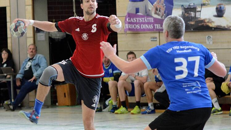 Thomas Janson (links) erzielte im Verbund mit seinen Rückraum-Kollegen Markus und Philipp Wolf 17 der 28 Herzogenauracher Tore und damit letztlich für die Entscheidung. Foto: herzopress