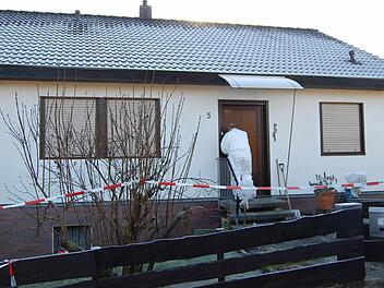Wenige Stunden nach der Tat nahmen die Spurensicherer der Kriminalpolizei Coburg ihre Arbeit in Wolfgang R.s Wohnhaus im Beiersdorfer Eichenweg auf. Foto: CT-Archiv / Oliver Schmidt