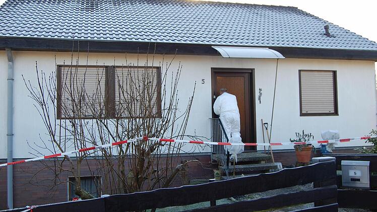 Wenige Stunden nach der Tat nahmen die Spurensicherer der Kriminalpolizei Coburg ihre Arbeit in Wolfgang R.s Wohnhaus im Beiersdorfer Eichenweg auf. Foto: CT-Archiv / Oliver Schmidt