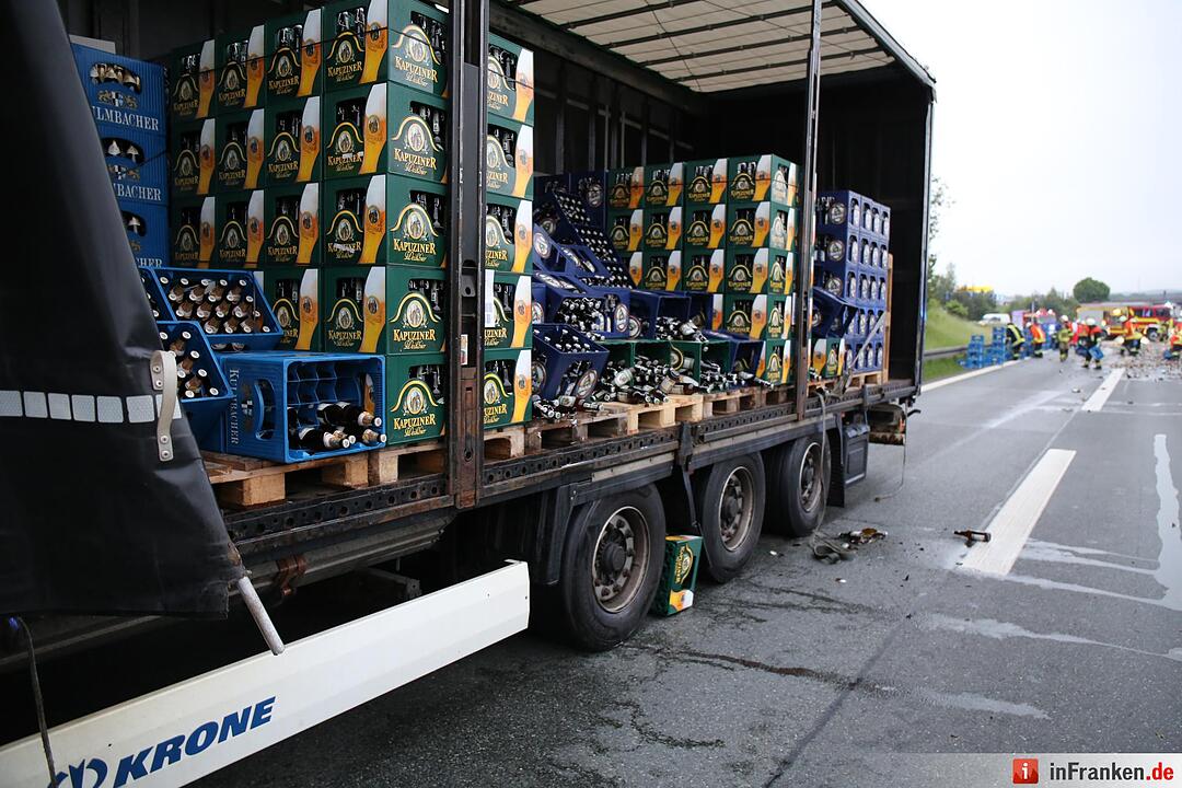 Ladungssicherung bei Getraenkelaster unzureichend - Lkw verliert etwa 200 Bierkaesten auf der Autobahn