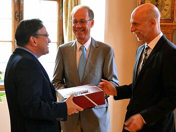 Prof. Dr. Uwe Lange (links) wurde mit dem Boxberge-Preis ausgezeichnet von Dr. Klaus-Henning Kraft von der Boxberger-Stiftung und Oberbürgermeister Kay Blankenburg (rechts). Foto: Peter Rauch