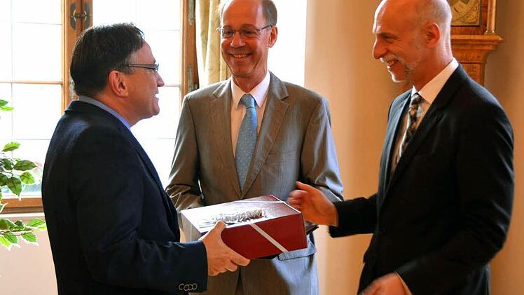 Prof. Dr. Uwe Lange (links) wurde mit dem Boxberge-Preis ausgezeichnet von Dr. Klaus-Henning Kraft von der Boxberger-Stiftung und Oberbürgermeister Kay Blankenburg (rechts). Foto: Peter Rauch