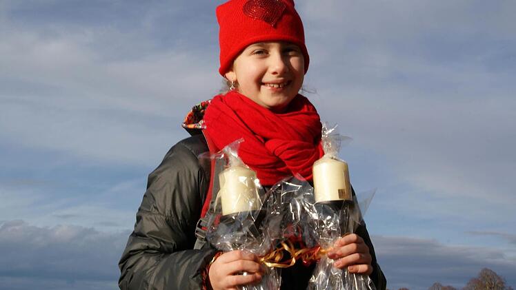 Volltreffer: Ein angesichts der nahen Adventszeit gelungenes H&auml;ndchen hatte Julia aus Kleukheim. Die Neunj&auml;hrige gewann bei der Tombola zwei h&uuml;bsche Kerzenst&auml;nder. Foto: Mario Deller