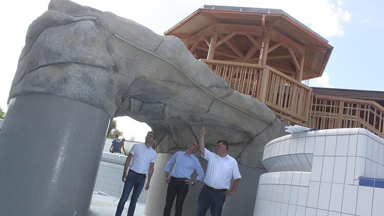 Werkleiter Hans Josef Stich (rechts) und sein Stellvertreter Marcus Düsel (links) erläutern Landrat Christian Meißner die Raffinesse des Wasserfalls, der aus dem Kunstfelsen hervorsprudeln wird. Fotos: Matthias Einwag