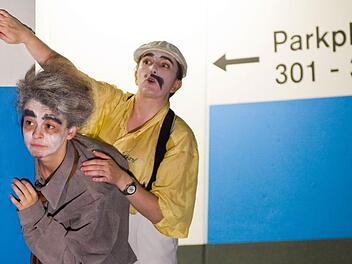 Herr Schorf (Jennifer Aigner Anderson, re.) und Frau Schmidt (Dora Faludi) auf einer ungewöhnlichen Theaterbühne Fotos: Denis Meyer