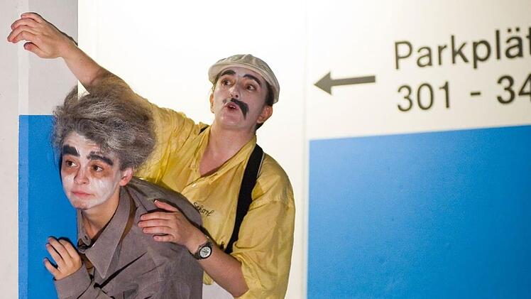 Herr Schorf (Jennifer Aigner Anderson, re.) und Frau Schmidt (Dora Faludi) auf einer ungewöhnlichen Theaterbühne Fotos: Denis Meyer
