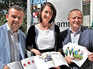Landrat Thomas Bold (von rechts), Demographie-Projektmanagerin Antje Rink und Jochen Müller, Vorsitzender des Vereins Bürger retten Leben, präsentieren den neuen Seniorenratgeber. Foto: Sigismund von Dobschütz