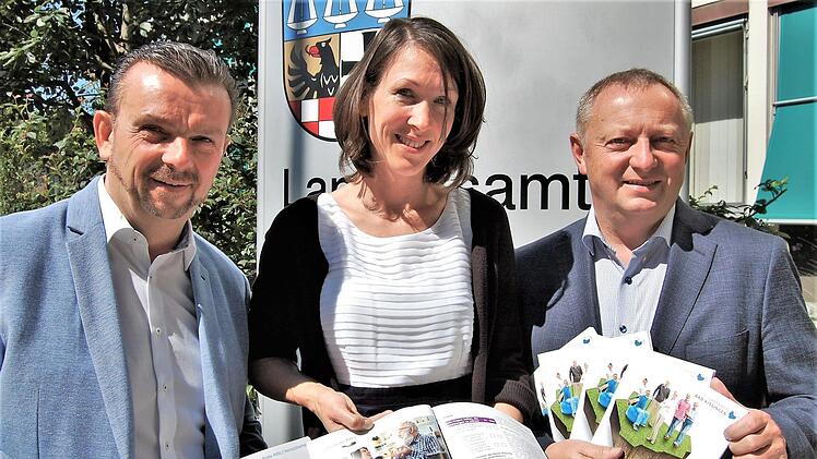 Landrat Thomas Bold (von rechts), Demographie-Projektmanagerin Antje Rink und Jochen Müller, Vorsitzender des Vereins Bürger retten Leben, präsentieren den neuen Seniorenratgeber. Foto: Sigismund von Dobschütz