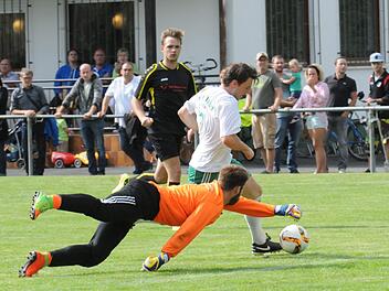 Der Gräfendorfer Schütze zum 2:0, Fabian Tretter, überspielt hier den Römershager Keeper German Steile und passt anschließend den Ball zu Philipp Hölzer (nicht im Bild), der das 1:0 markierte. Foto: ssp