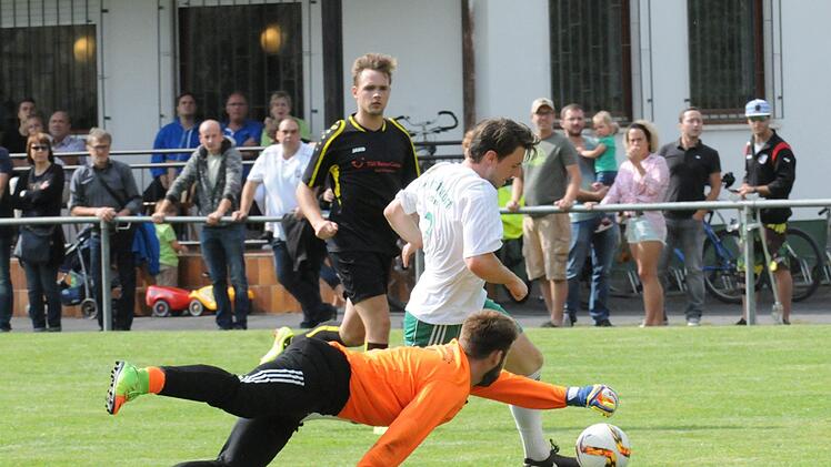 Der Gräfendorfer Schütze zum 2:0, Fabian Tretter, überspielt hier den Römershager Keeper German Steile und passt anschließend den Ball zu Philipp Hölzer (nicht im Bild), der das 1:0 markierte. Foto: ssp