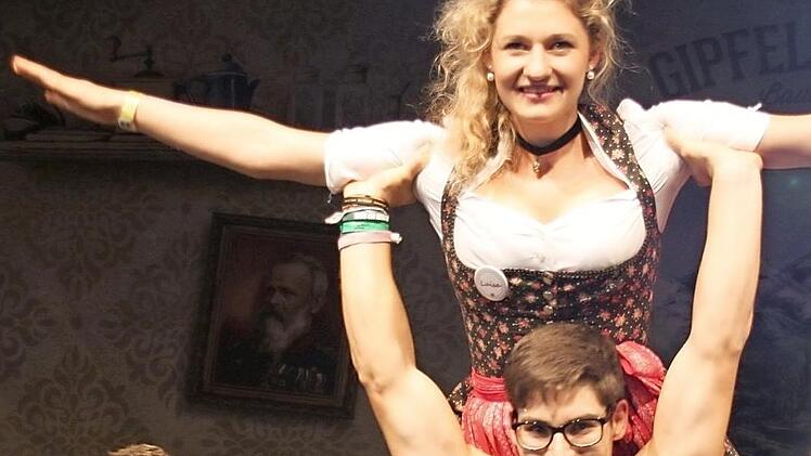 Kalendergirl Luisa schwebt förmlich in den Saal hinein und auf die Bühne. Fotos: Achim Schnapp