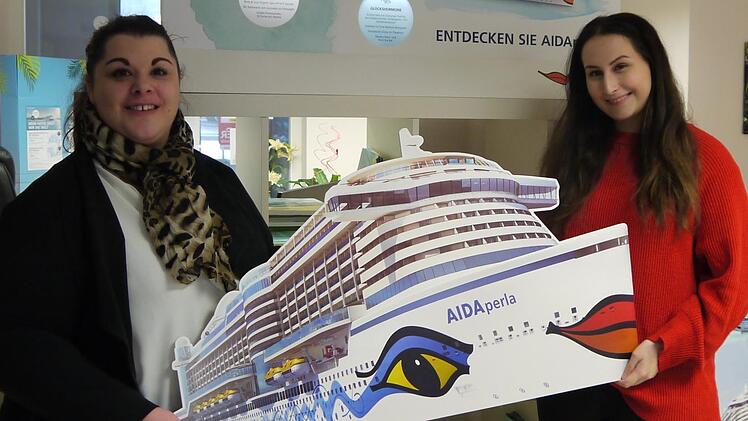 Laura Katholing (links) und Sara Deinl vom Reisebüro Deinl in Kronach berichten, dass bei den Buchern der Kreuzfahrt-Boom auch 2019 ungebremst anhält. Foto: Rebecca Vogt