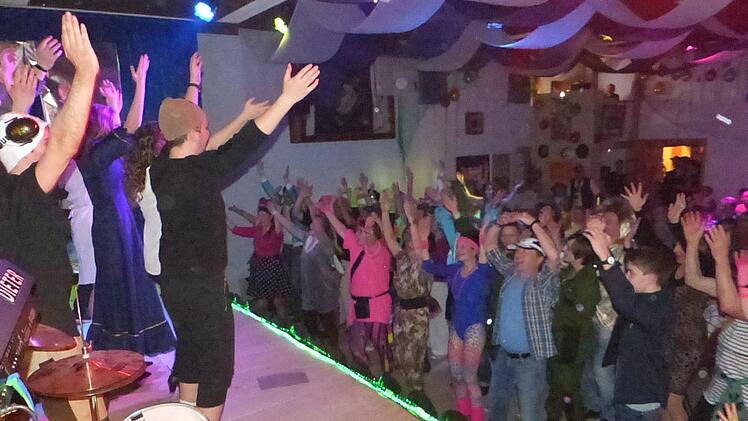 Bei "YMCA" von "Village People" machte jeder im Saal begeistert mit. Foto: Klaus.-Peter Wulf