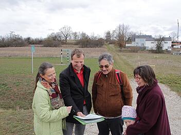 Sonja Koenigk, Peter Winkler, Werner Friedrich und Ulla Gerdes-Zehl (von links) vom neuen Grünen-Ortsverband sehen jede weitere Ausweisung von Gewerbe- oder Baugebieten in Höchstadt kritisch - auch hier im Gebiet Häckersteig. Foto: Andreas Dorsch