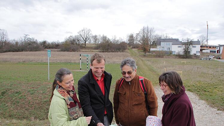 Sonja Koenigk, Peter Winkler, Werner Friedrich und Ulla Gerdes-Zehl (von links) vom neuen Grünen-Ortsverband sehen jede weitere Ausweisung von Gewerbe- oder Baugebieten in Höchstadt kritisch - auch hier im Gebiet Häckersteig. Foto: Andreas Dorsch