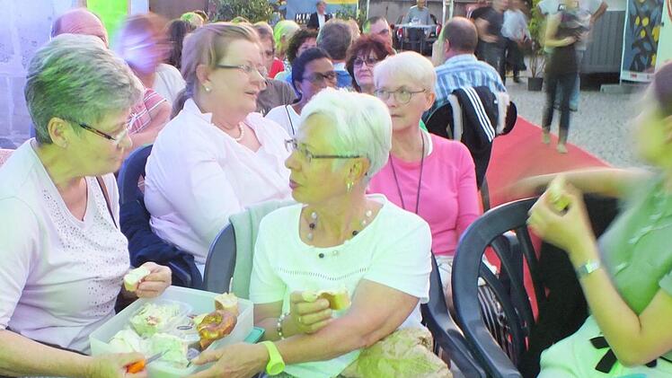 Viele Zuschauer verbinden den Abend mit einem kleinen Picknick.    Foto: Manfred Welker