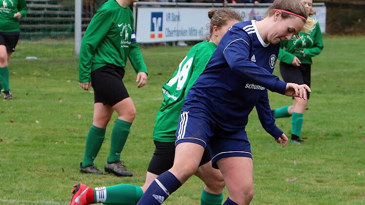 Die zweifache Redwitzer Torschützin Laura Herbst (vorne) behauptet den Ball vor der "Frösche"-Angreiferin Saskia Herrmann. Foto: Pfadenhauer