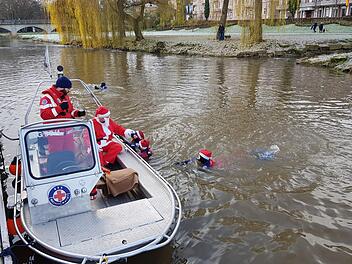 Hei&szlig;e Getr&auml;nke servierte der Nikolaus den Schwimmern.  Foto: Wasserwacht/Br&ouml;ll