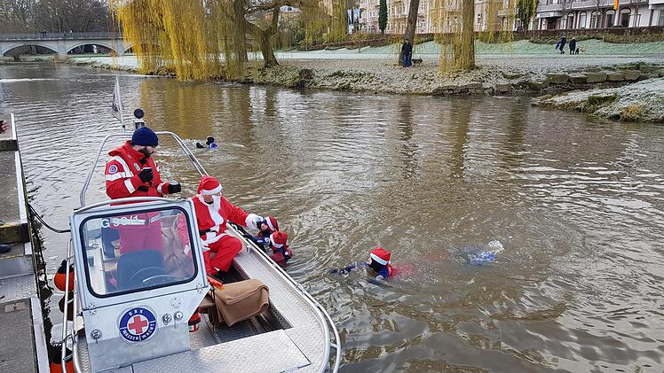 Hei&szlig;e Getr&auml;nke servierte der Nikolaus den Schwimmern.  Foto: Wasserwacht/Br&ouml;ll