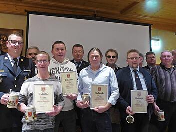 Die Geehrten der Feuerwehr Weilersbach mit Zweitem Vorsitzenden Stephan Hack (l.), Bürgermeister Gerhard Amon (3. v. l.) und Dritter Vorsitzender Carola Gath (r.)  Foto: Heidi Amon
