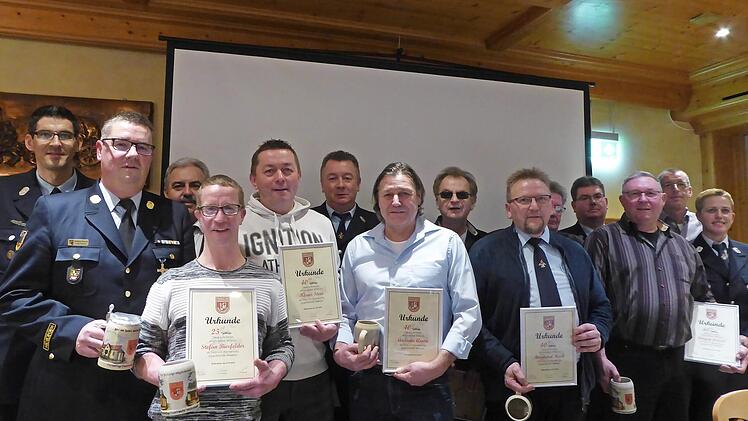 Die Geehrten der Feuerwehr Weilersbach mit Zweitem Vorsitzenden Stephan Hack (l.), Bürgermeister Gerhard Amon (3. v. l.) und Dritter Vorsitzender Carola Gath (r.)  Foto: Heidi Amon