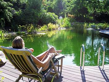Entspannen am eigenen Schwimmteich ist ein Traum, den sich viele Gartenbesitzer in diesem Sommer erfüllen. Foto: dpa