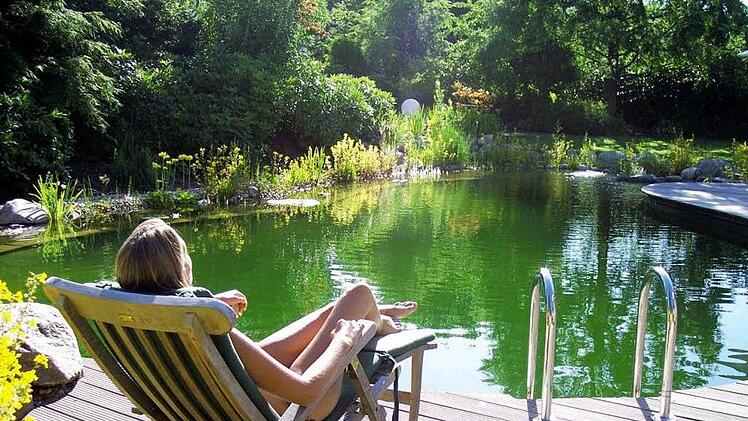 Entspannen am eigenen Schwimmteich ist ein Traum, den sich viele Gartenbesitzer in diesem Sommer erfüllen. Foto: dpa