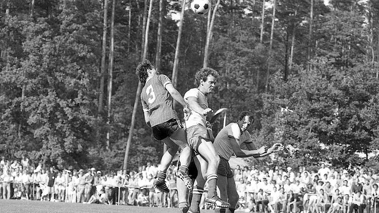 Mit 11:0 gewinnt der 1. FC Nürnberg (dunkle Hosen) das Freundschaftsspiel beim FC Reichenbach vor 5000 Fans. Foto: Hopf