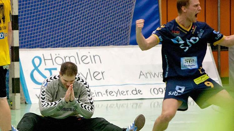 Rene Selke, früherer Torsteher und jetzt Sportlicher Leiter beim HC Erlangen, bittet um Beistand von oben.