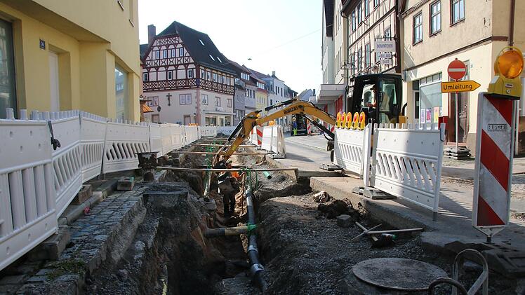 In der Bahnhofstraße werden aktuell Versorgungsleitungen verlegt, ab 6. September sind deshalb Teile der Kreuzung gesperrt.