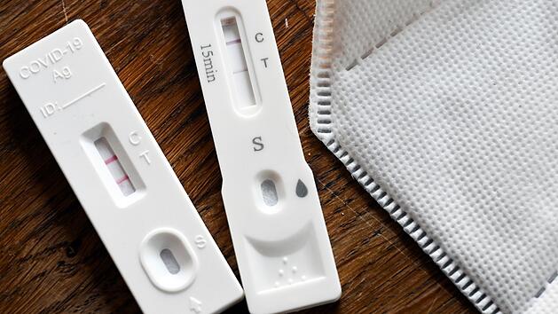 Dauerhaft positiver Corona-Test: Was tun, wenn der zweite Strich nicht mehr verschwindet?