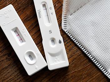 Dauerhaft positiver Corona-Test: Was tun, wenn der zweite Strich nicht mehr verschwindet?