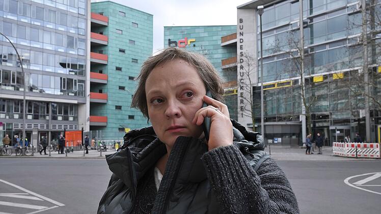 Bundesdruckerei-Sicherheitsmitarbeiterin Annika Haupt (Annett Sawallisch)arbeitet seit langer Zeit für "das deutsche Fort Knox". Kann sie Karow und Bonard weiterhelfen?