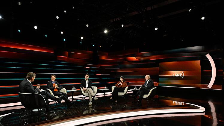 Markus Lanz (links) diskutierte am Dienstagabend mit SPD-Politiker Karl Lauterbach (zweiter von links), dem Vorsitzenden der Jungen Union, Johannes Winkel (Mitte), Journalistin Karina Mößbauer (zweite von rechts) und Ökonom Hans-Werner Sinn.