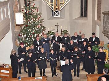Der Dekanatschor, unter Leitung von Dekanatskantor Marius Popp, führte gesanglich ins Neue Jahr ein und bot eine hervorragende Harmonie und Klangleistung. Fotos: Hofmann