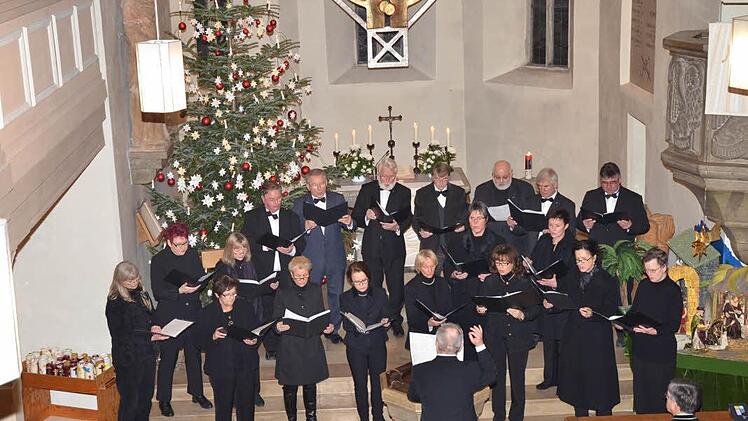 Der Dekanatschor, unter Leitung von Dekanatskantor Marius Popp, führte gesanglich ins Neue Jahr ein und bot eine hervorragende Harmonie und Klangleistung. Fotos: Hofmann
