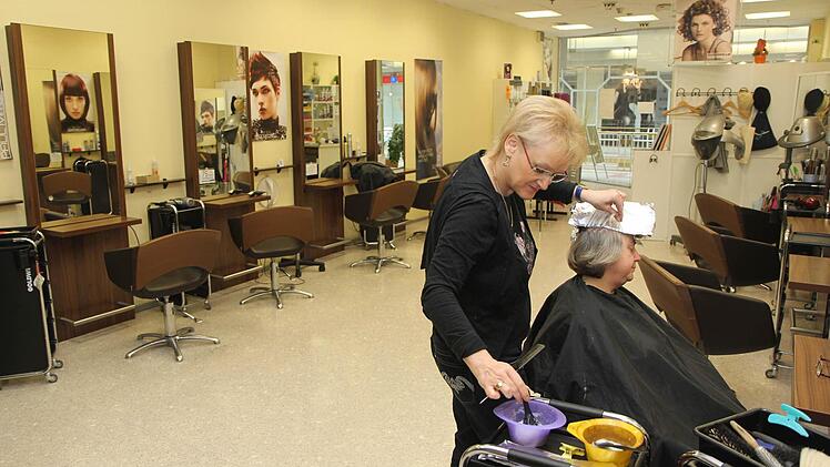 Angelika Müller mit einer Kundin im Friseursalon Esch, wo der Räumungsverkauf schon läuft. Foto: Michael Gründel