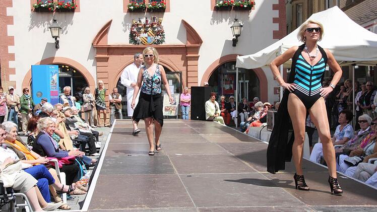 Models zeigten, wie flott und farbig die aktuelle Mode ist.  Foto: Edgar Bartl