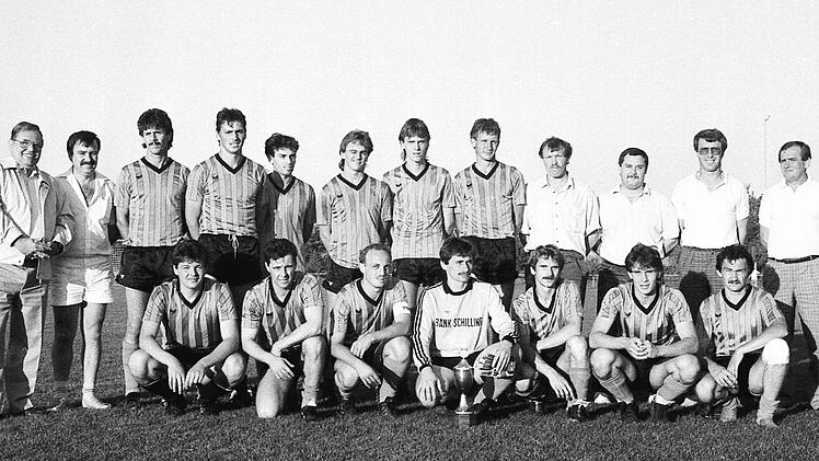 Der FC Reichenbach gewinnt zum 6. Mal die M&uuml;nnerst&auml;dter Stadtmeisterschaft. Das Team mit (hinten, von links) Sportreferent und Stadtrat Karl Scharf, FC-Abteilungsleiter Konrad Bach sowie (hinten, von rechts) Helmut Bach, dem FC-Vorsitzenden Lothar Back, Trainer Gerhard W&uuml;st und Masseur Krzysztof Debicki.