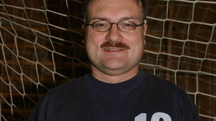 Die Leidenszeit für den Eberner Stammtorhüter Franz Weis ist nach einer längeren Verletzungspause nun vorbei. Am Samstag stellt er sich erstmals wieder seinen Fans im Eberner Gehäuse vor und will mit seiner Leistung zu einem sicheren Erfolg gegen Schlusslicht Rodach/Großwalbur beitragen.