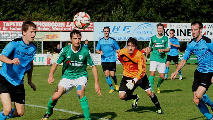 Glück hat der schon geschlagene Gästetorwart Maximilian Schmitt, dass der Ball des Sanders Peter Heyer (Zweiter von links) knapp am Tor vorbeigeht.