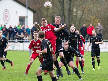 FC Kronach - TSV Weißenbrunn: Bei einer Ecke für die Gäste springen Philip Spindler (rotes Trikot) und Florian Pfahl zum Kopfball hoch. Fotos: Heinrich Weiß
