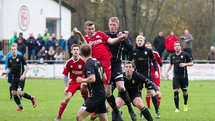 FC Kronach - TSV Weißenbrunn: Bei einer Ecke für die Gäste springen Philip Spindler (rotes Trikot) und Florian Pfahl zum Kopfball hoch. Fotos: Heinrich Weiß