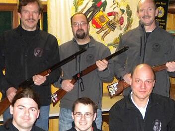 Gaumeister wurde die SG Ebern I mit (hinten von links) Helmut Stubenrauch, Carsten Präger, Ralph Schneider, Dritter die SGE II mit Kevin Heider, Sebastian Drößmar, Martin Scheler (vorne von links).