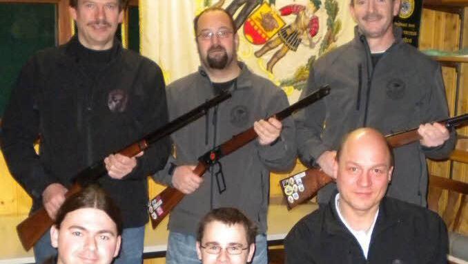 Gaumeister wurde die SG Ebern I mit (hinten von links) Helmut Stubenrauch, Carsten Präger, Ralph Schneider, Dritter die SGE II mit Kevin Heider, Sebastian Drößmar, Martin Scheler (vorne von links).